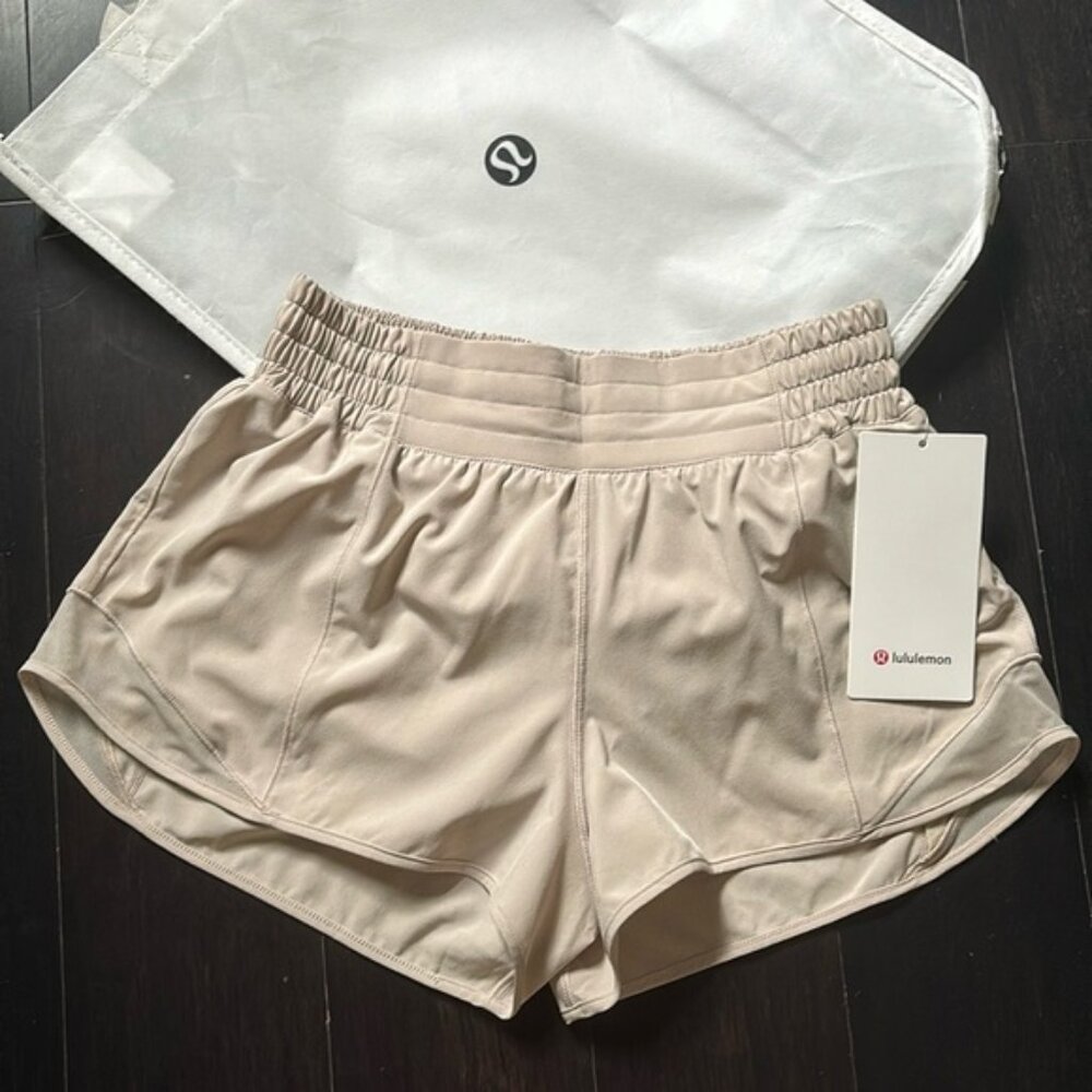LULULEMON HOTTY HOT HR 2.5” SHORTS IN MOJAVE TAN SZ 4 6 NWT